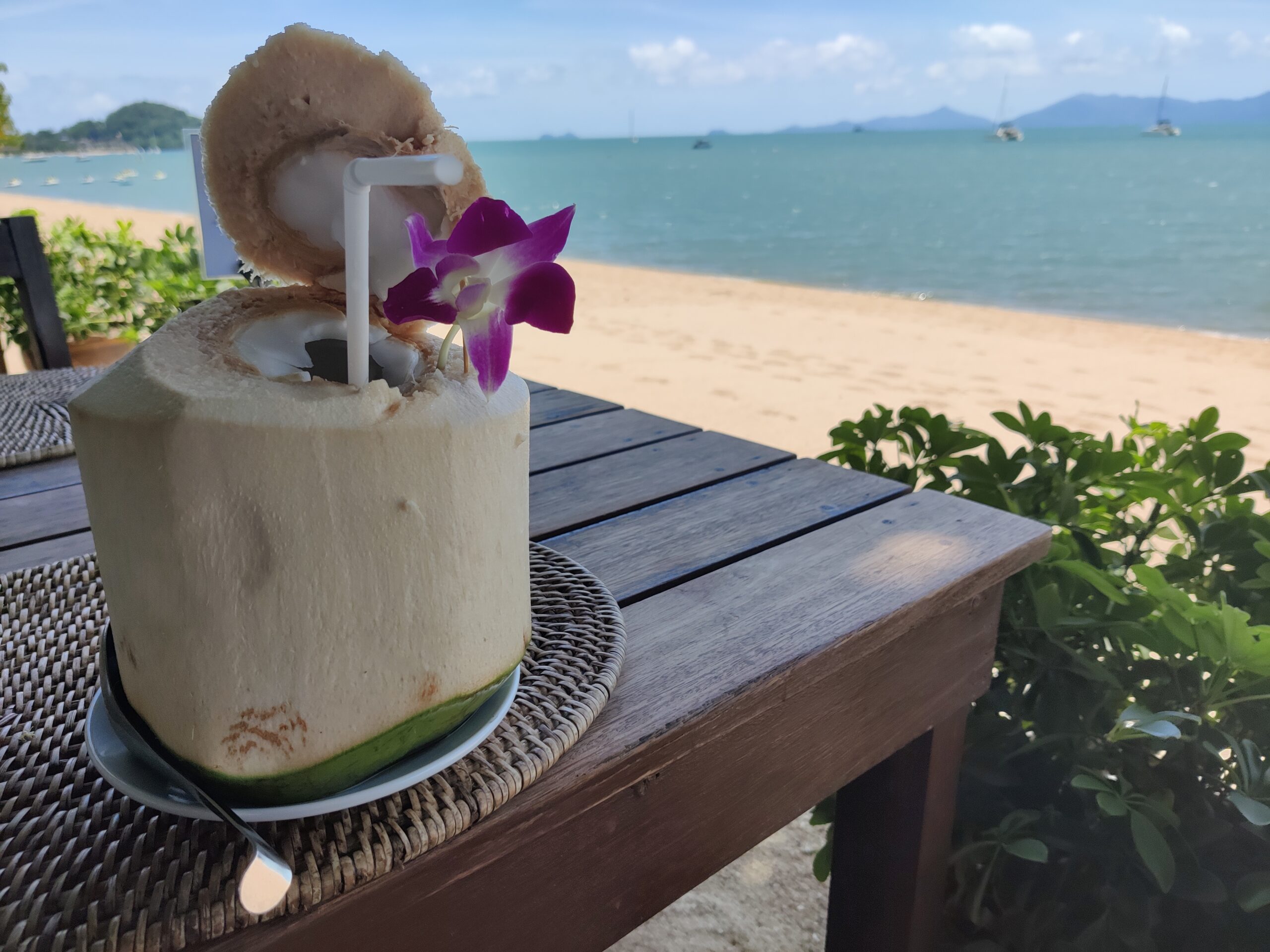 Hjemmekontor på en strand i Asia