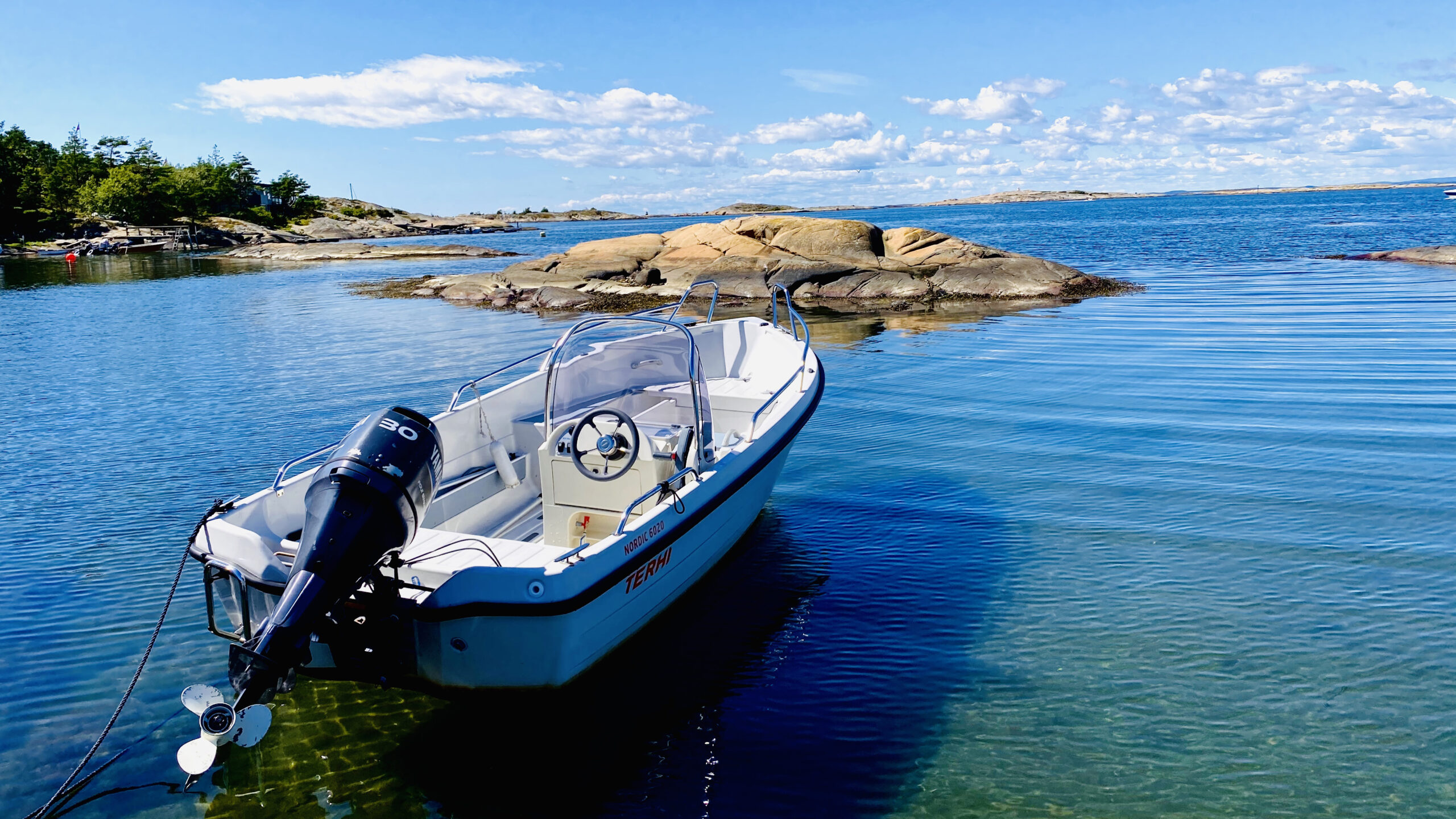 Båt på klrystallkalt hav i fredriksadskjæærgården